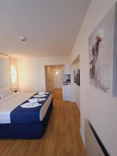a hotel room with a bed and a kitchen at Beach View Bliss Apartment in Angisa