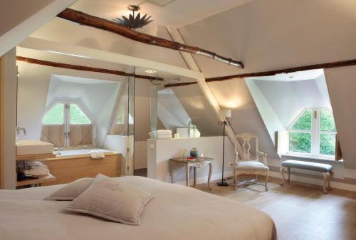 a bedroom with a bed and a desk and a chair at Relais & Chateaux Hotel Landgoed Het Roode Koper in Ermelo