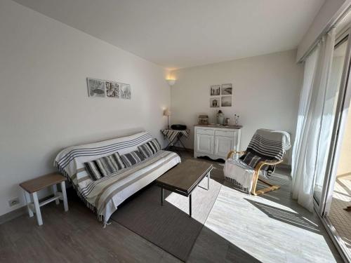 une chambre avec un lit, une table et une chaise dans l'établissement Location Vacances 3P 6 Couchages - Saint-Jean-de-Monts - FR-1-224C-439, à Saint-Jean-de-Monts