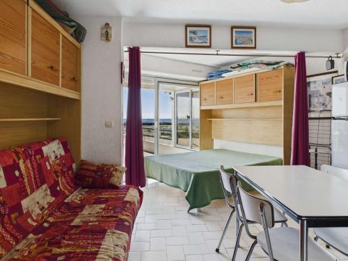un salon avec un lit et une table dans l'établissement Appartement RDC 4 pers, vue mer, parking privé, non-fumeur! - FR-1-423-26, au Grau-dʼAgde