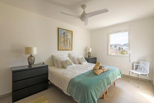 une chambre avec un lit, une commode et une fenêtre dans l'établissement Le Joyau Nîmois - Grande terrasse avec parking, à Nîmes