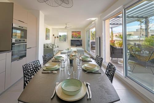 une salle à manger avec une longue table et des chaises dans l'établissement Le Joyau Nîmois - Grande terrasse avec parking, à Nîmes