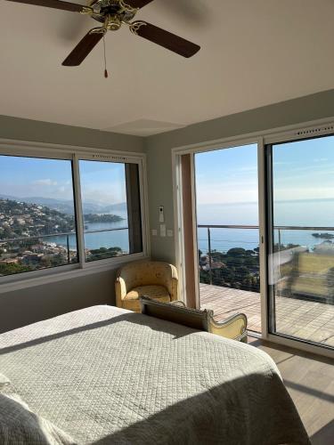 une chambre avec un lit et une vue sur l'océan dans l'établissement Vue époustouflante sur la mer, au Lavandou