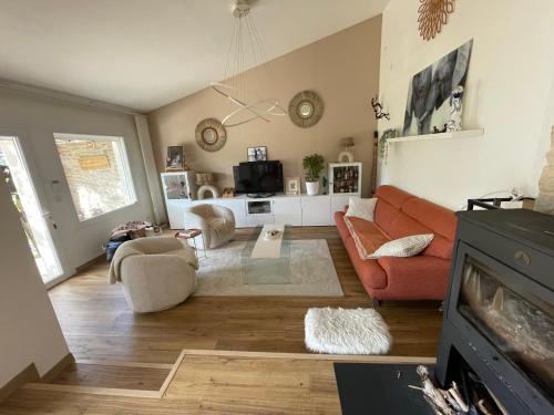 een woonkamer met een bank en een open haard bij Agapi Mou in Les Baux-de-Provence