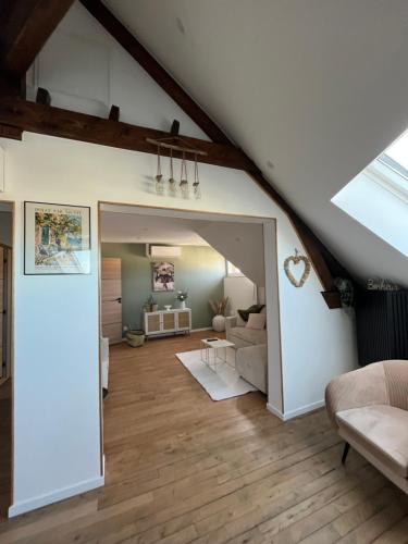 an attic living room with a vaulted ceiling at Appartement type T2 Il Giardino Sospeso in Le Creusot