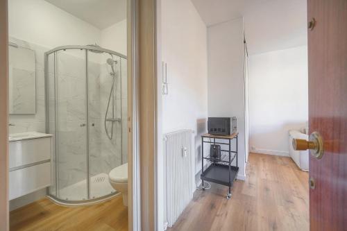 une salle de bain avec douche et toilettes dans l'établissement studio lumineux avec loggia A0B203, à Cannes