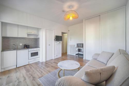 un salon avec un canapé et une table dans l'établissement studio lumineux avec loggia A0B203, à Cannes