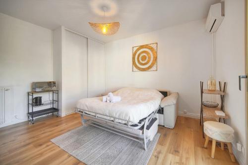 une chambre blanche avec un lit et une table dans l'établissement studio lumineux avec loggia A0B203, à Cannes