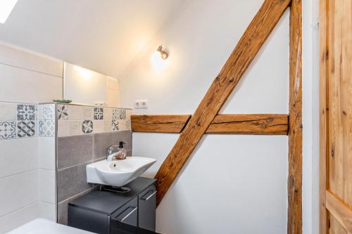 a bathroom with a sink and a mirror at Kleine Ferienwohnung mit Garten in Klosterheide