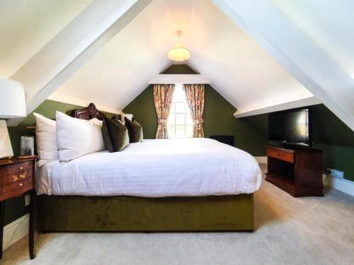 a bedroom with a large bed and a window at Plas Dinas Country House in Caernarfon