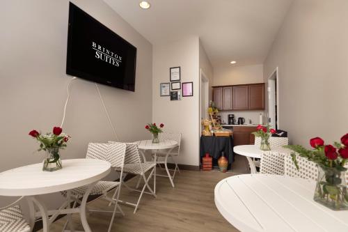 Una cocina o cocineta en Brinton Suites