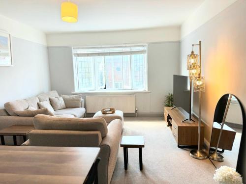 a living room with a couch and a table at Entire Cosy Flat in Radlett - 3 Bedrooms -5 Beds - Sleeps 8 - Fast Train access into central London in Radlett