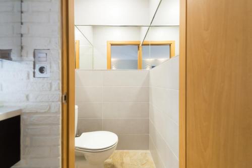 Ένα μπάνιο στο Suites Garden Loft Dalí