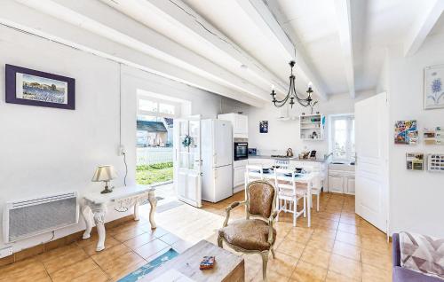 - une cuisine avec des appareils blancs, une table et des chaises dans l'établissement Lovely Home In Oradour-Fanais With Wifi, à Oradour-Fanais