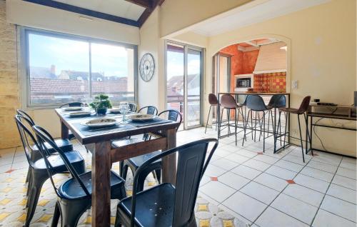 une cuisine et une salle à manger avec une table et des chaises dans l'établissement 4 Bedroom Cozy Apartment In Périgueux, à Périgueux