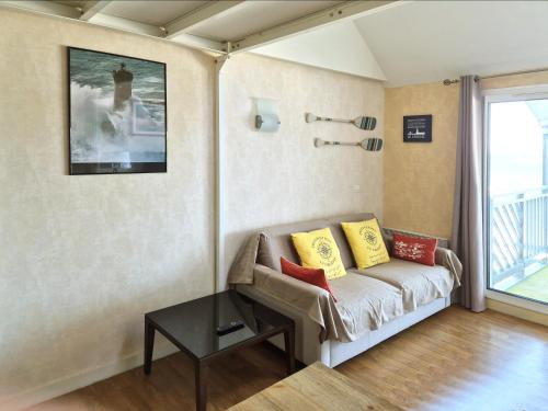 ein Wohnzimmer mit Sofa und Tisch in der Unterkunft St-Goustan à tribord - Les Gîtes de la Côte d'Amour in Le Croisic