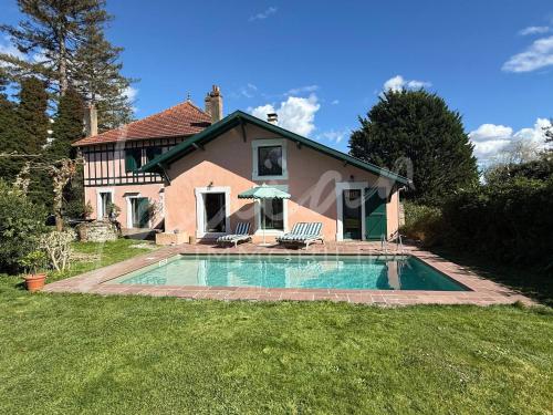 une maison avec une piscine dans la cour dans l'établissement Villa Chocomaitea - Élégance et douceur de vivre, à Biarritz