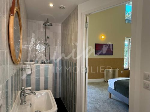 une salle de bain avec un lavabo et une douche et un lit dans l'établissement Villa Chocomaitea - Élégance et douceur de vivre, à Biarritz