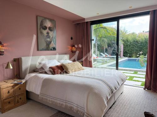 une chambre avec un lit et une grande fenêtre dans l'établissement Villa Oasis - Élégance et situation idéale, à Biarritz