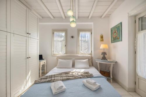 een slaapkamer met een bed met twee handdoeken erop bij Coral Pearl in Isterni