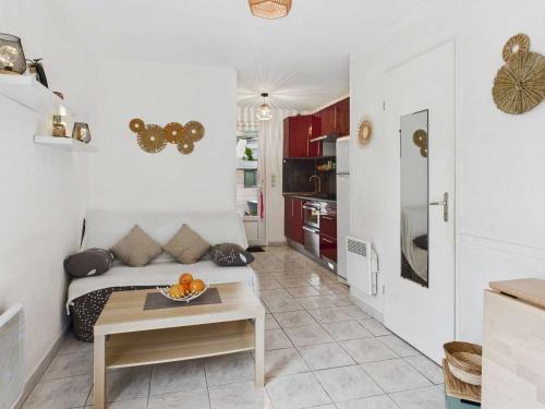 un salon avec un canapé et une table dans l'établissement Maison 6 personnes à Marseillan Plage avec Parking - FR-1-326-843, à Marseillan