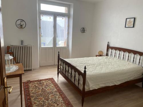 une chambre avec un lit et une fenêtre dans l'établissement Maison 5 min de la plage, à Quiberon