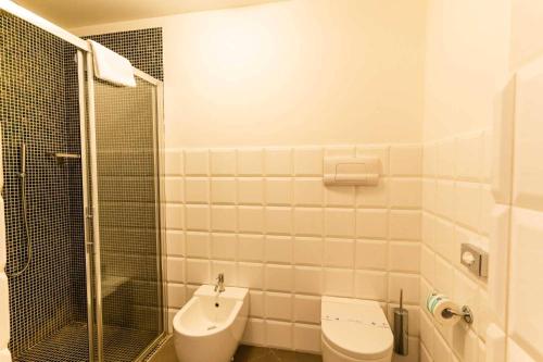 W łazience znajduje się toaleta, umywalka i prysznic. w obiekcie Le Magnolie Hotel w mieście Modica