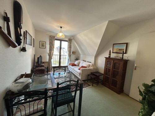 un salon avec une table et un canapé dans l'établissement 2 Pièces secteur Thalasso et Mer, à Cabourg