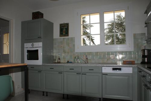 Kuchyň nebo kuchyňský kout v ubytování Le Domaine de Vert-bois, gîte 4*