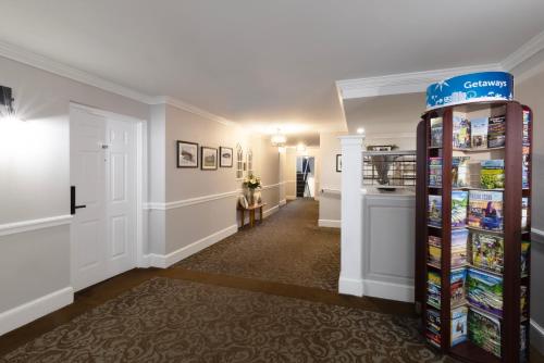 a hallway with a room with a pharmacyacistacistacistacist at Brandywine River Hotel in Chadds Ford