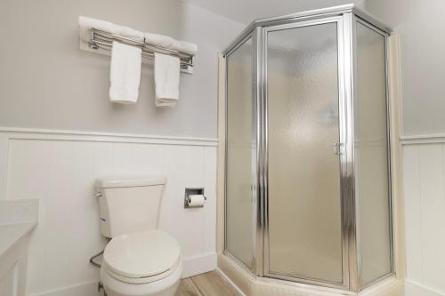 a bathroom with a toilet and a shower at Brandywine River Hotel in Chadds Ford