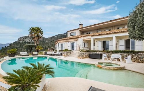Πισίνα στο ή κοντά στο Stunning Home In Aspremont