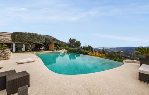 Πισίνα στο ή κοντά στο Stunning Home In Aspremont