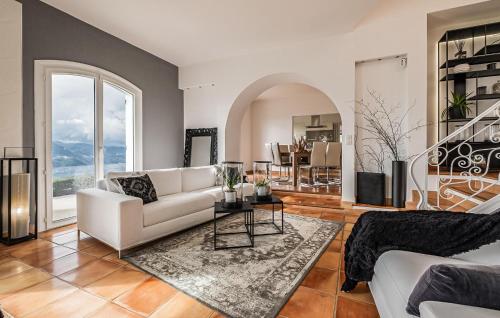Χώρος καθιστικού στο Stunning Home In Aspremont