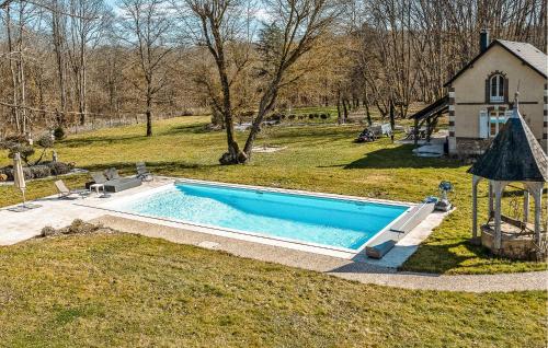 - une vue sur la piscine dans la cour dans l'établissement Suite Frênes Avec Piscine, à Gien