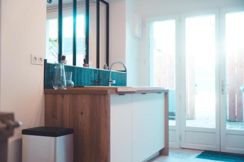 une salle de bain avec un lavabo et un miroir dans l'établissement L'Unique- Maison de famille en Plein Centre-Ville, à Tours