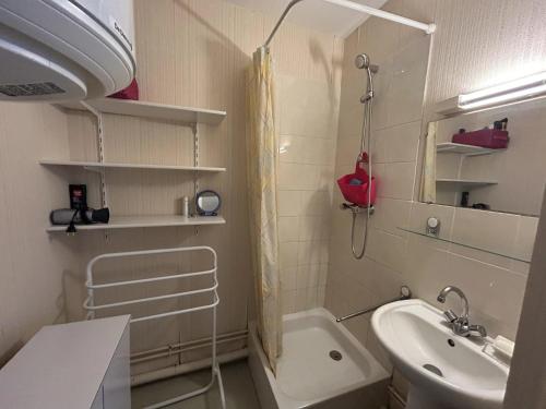 une salle de bain avec un lavabo, une baignoire et des toilettes dans l'établissement 2 Pièces secteur Thalasso et Mer, à Cabourg