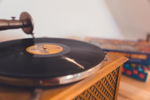 a vinyl record sitting on top of a table at L'Unique- Maison de famille en Plein Centre-Ville in Tours