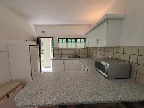 Una cocina o zona de cocina en Eden Wilds No 19 Rennies Beach Port Edward