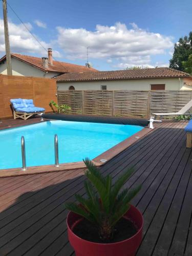 - une piscine au-dessus d'une terrasse en bois dans l'établissement Chambre zen, à Saint-Médard-de-Guizières
