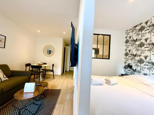 une chambre d'hôtel avec un lit et une table dans l'établissement C001-Beau studio neuf situé au centre, à Cannes