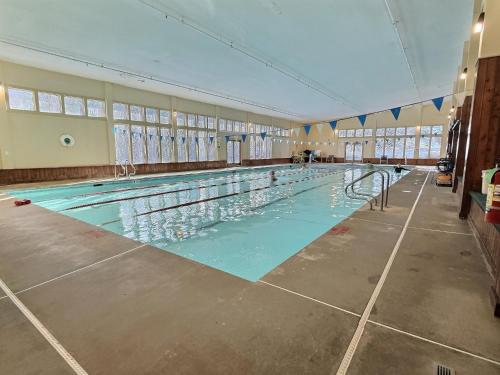 Kolam renang di atau dekat dengan SnowDen - Pool, Gym, Hiking, Fireplace!