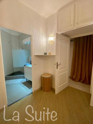 Cette chambre dispose d'une porte et d'une salle de bains pourvue d'un lavabo. dans l'établissement La Suite, à Beausoleil