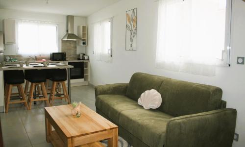 Χώρος καθιστικού στο TRIO HOME,3 chambres, parking privé gratuit, wifi haut débit, 10min LA ROCHELLE,15min île de ré