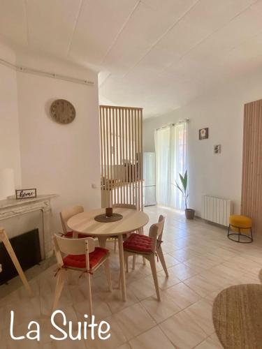 un salon avec une table et des chaises et une cheminée dans l'établissement La Suite, à Beausoleil