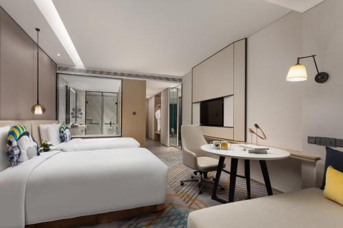 Katil atau katil-katil dalam bilik di voco Shanghai Hongqiao Hub by IHG - 20 Mins drive to Shanghai Hongqiao Int'l Airport And NECC