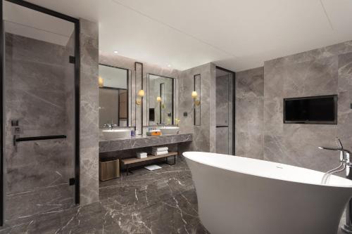 Bilik mandi di voco Shanghai Hongqiao Hub by IHG - 20 Mins drive to Shanghai Hongqiao Int'l Airport And NECC