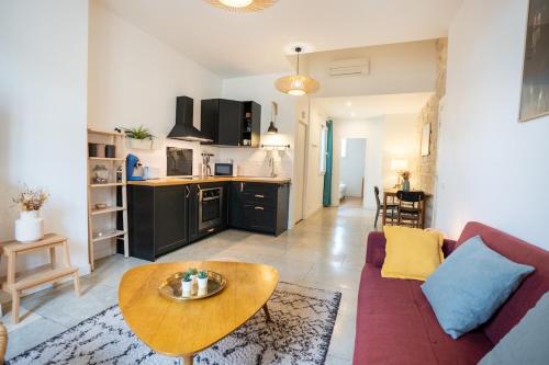 un salon avec un canapé et une table dans l'établissement Purple T2 centre ville avec clim, à Montpellier