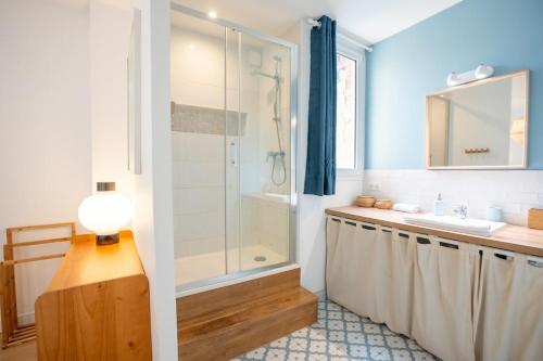 une salle de bain avec douche et lavabo dans l'établissement Purple T2 centre ville avec clim, à Montpellier