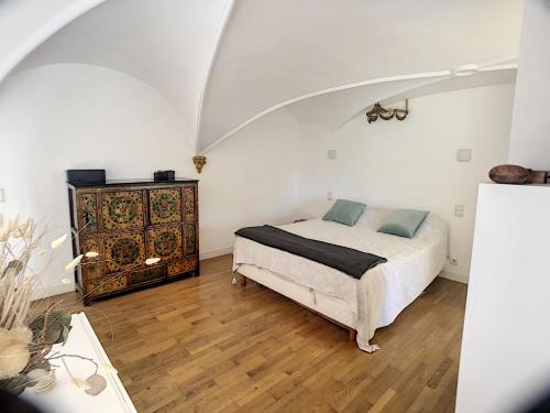 une chambre avec un lit et une commode dans l'établissement Charmant appartement en duplex 288L, à Cannes